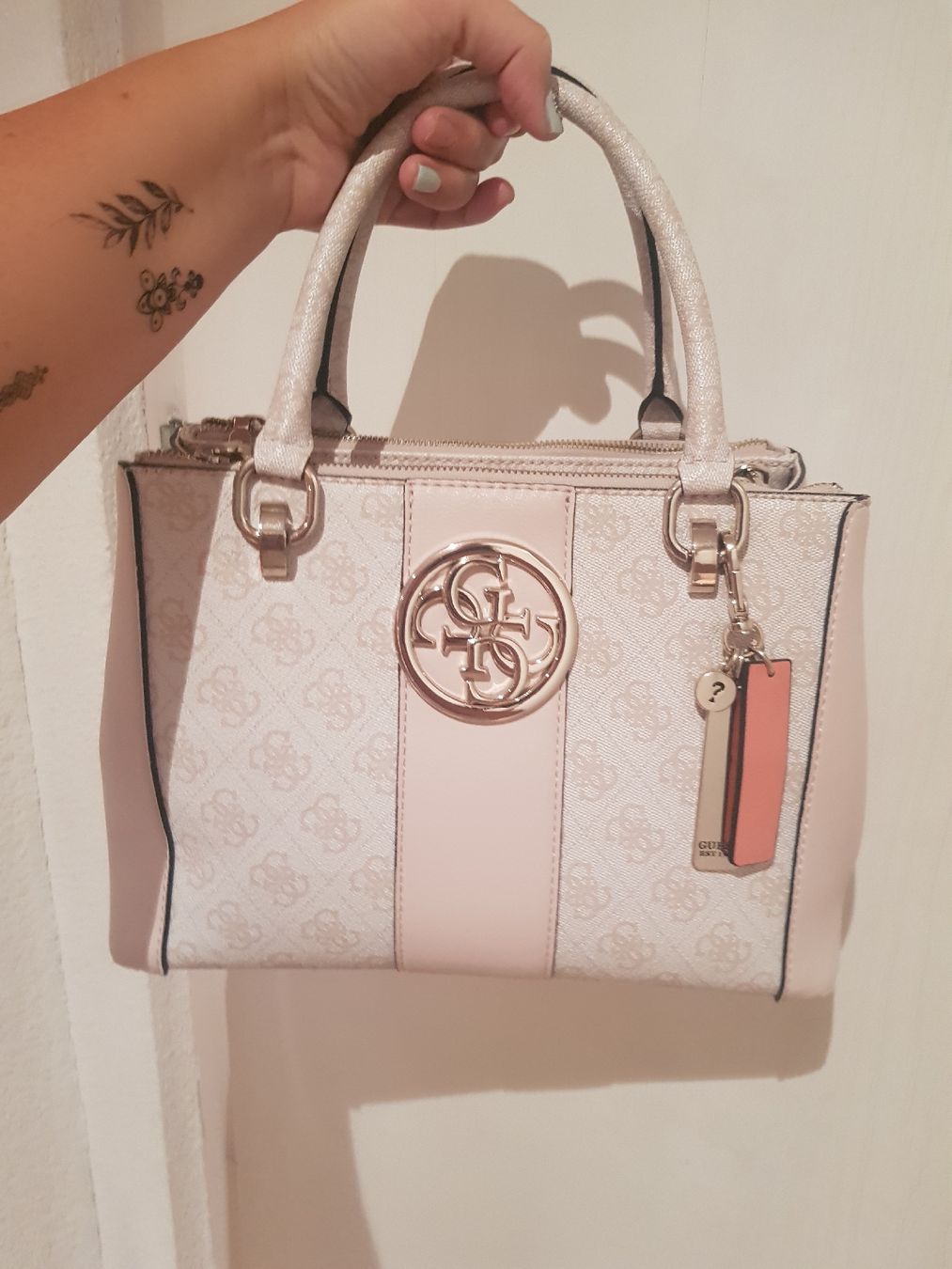Guess Taschen für Damen: Damen Guess Tasche – Gebraucht aus Zihlschlacht von Sun25