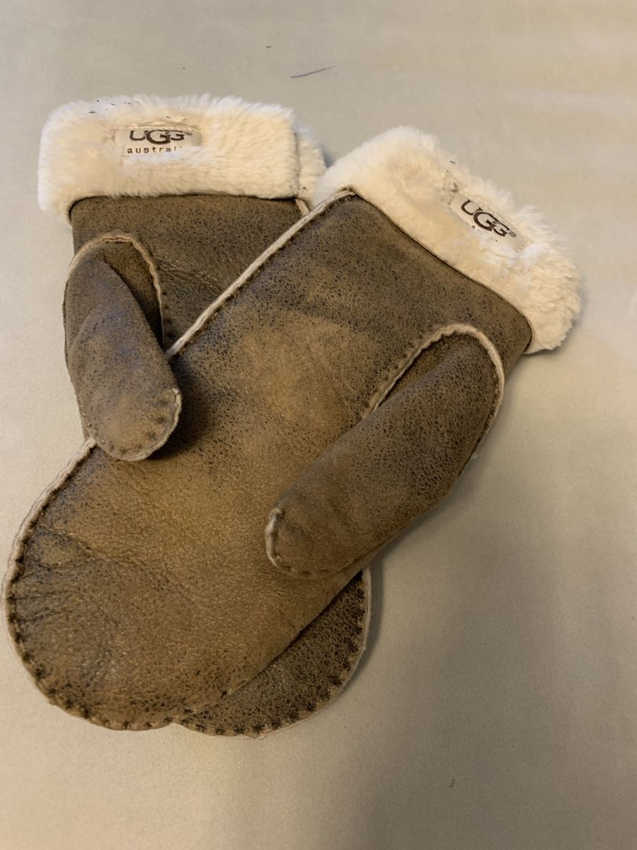 Ugg Guanti & manicotti: UGG Handschuhe  – Usato da Bergdietikon venduto da zor_856j 1