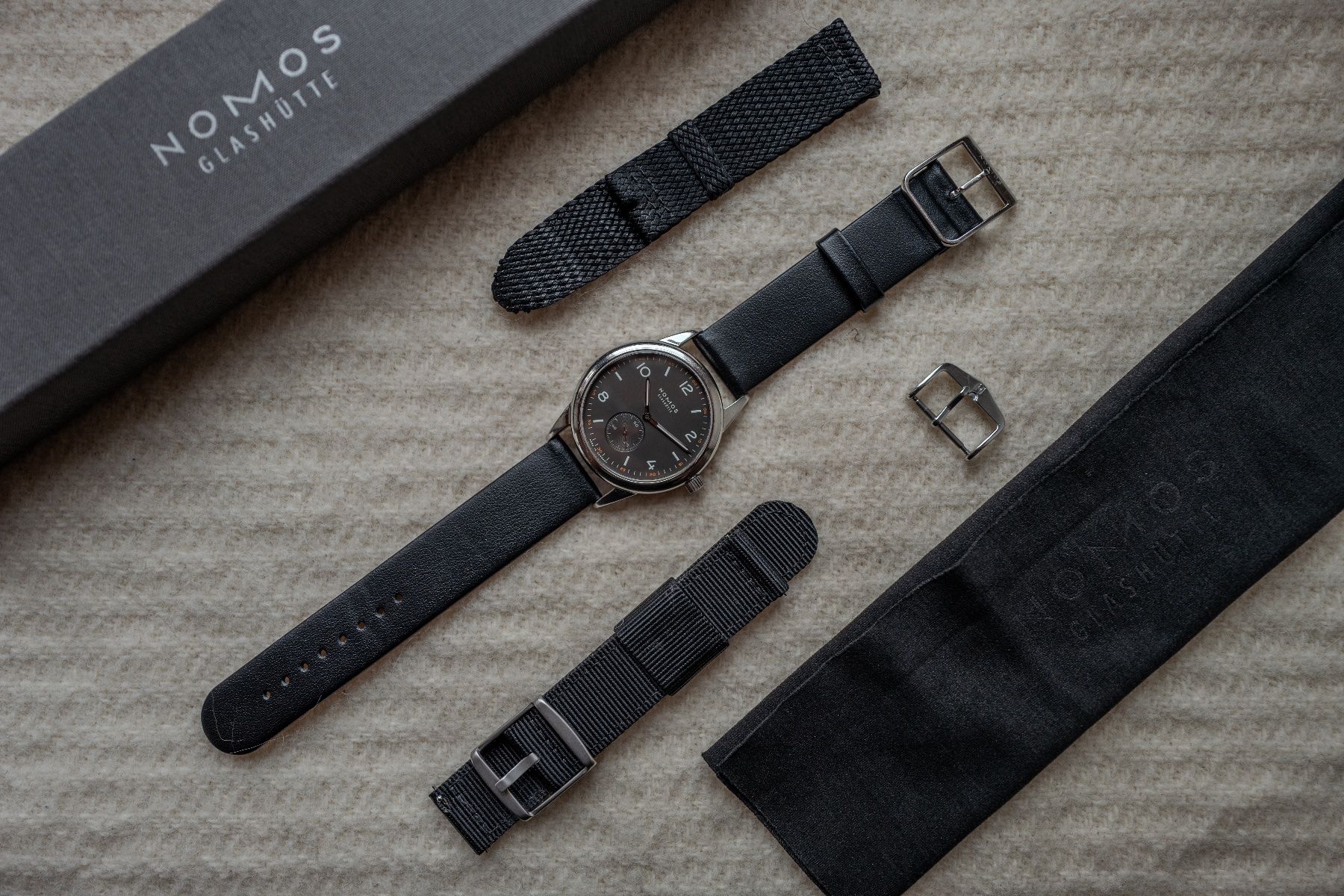 Nomos Orologi: Nomos Club Dunkel Automatic Glasboden – Usato da Celerina venduto da KXZ 1