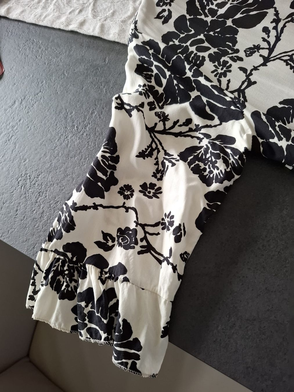 Vestiti: Sommerliches Midikleid mit Blumenmuster, Grösse M – Nuovo (secondo la descrizione) da Möriken AG venduto da Ubaumi 1
