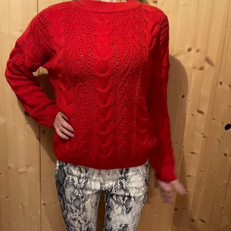 Maglione rosso lavorato a maglia. M/L-perfetto per primavera
