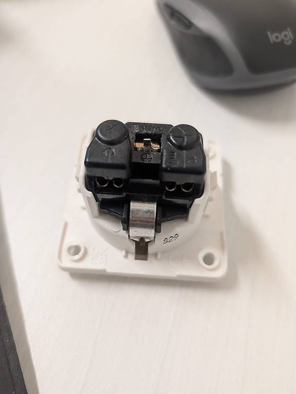 Stecker: Berker INTEGRO Einbausteckdose 230V weiss – Gebraucht aus Sonceboz-Sombeval von michael.l 1