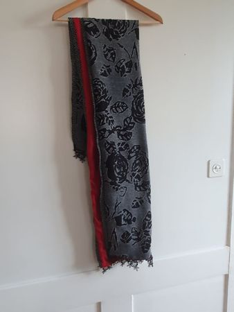 Schal rotgrau mit Blumenmuster und Spitze, beidseitig nutzen