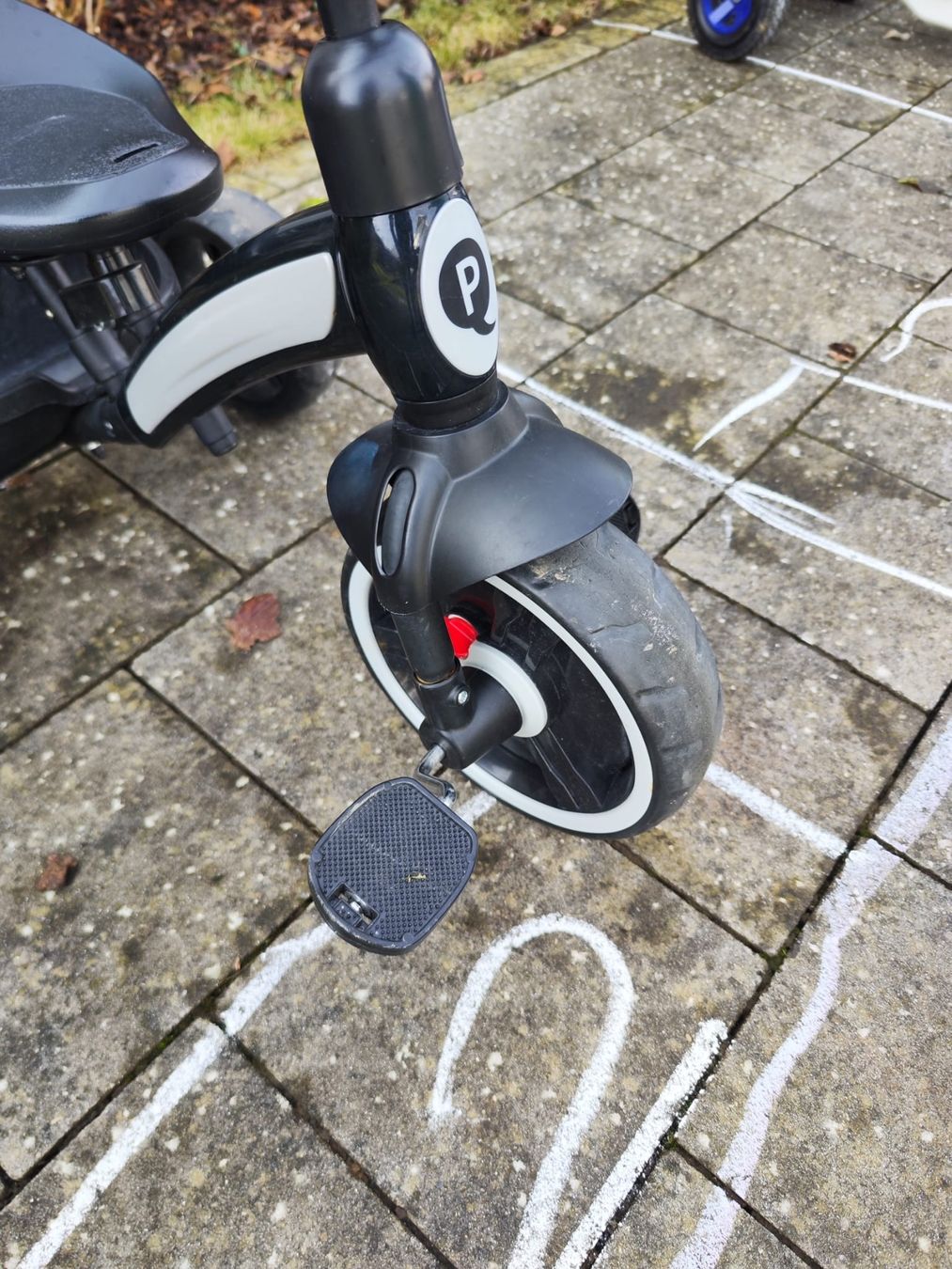 Fahrzeuge für Kinder: QPlay Dreirad Elite mit Schiebestange schwarz – Gebraucht aus Zufikon von  2