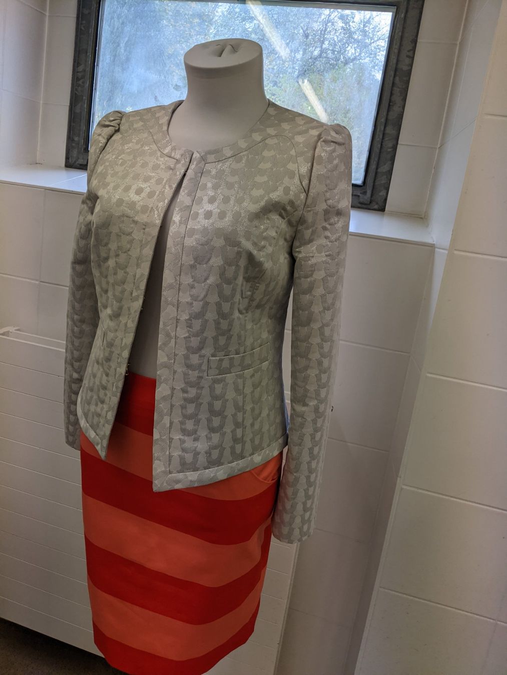 Costumi: Blaser mit Jupe Gr 36 – Nuovo (secondo la descrizione) da Langnau am Albis venduto da Judithsebi