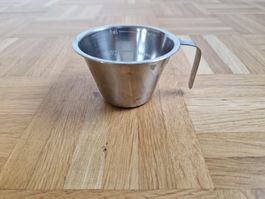 Messbecher mit Messangaben aus Chrom-Nickel-Stahl CNS