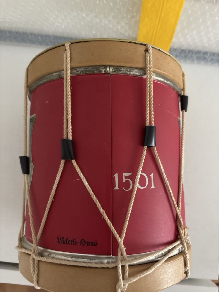 Strumenti musicali: Blechtrommel mit Holzrand Basler Läckerli – Usato da Fischbach-Göslikon venduto da yanick.1 2