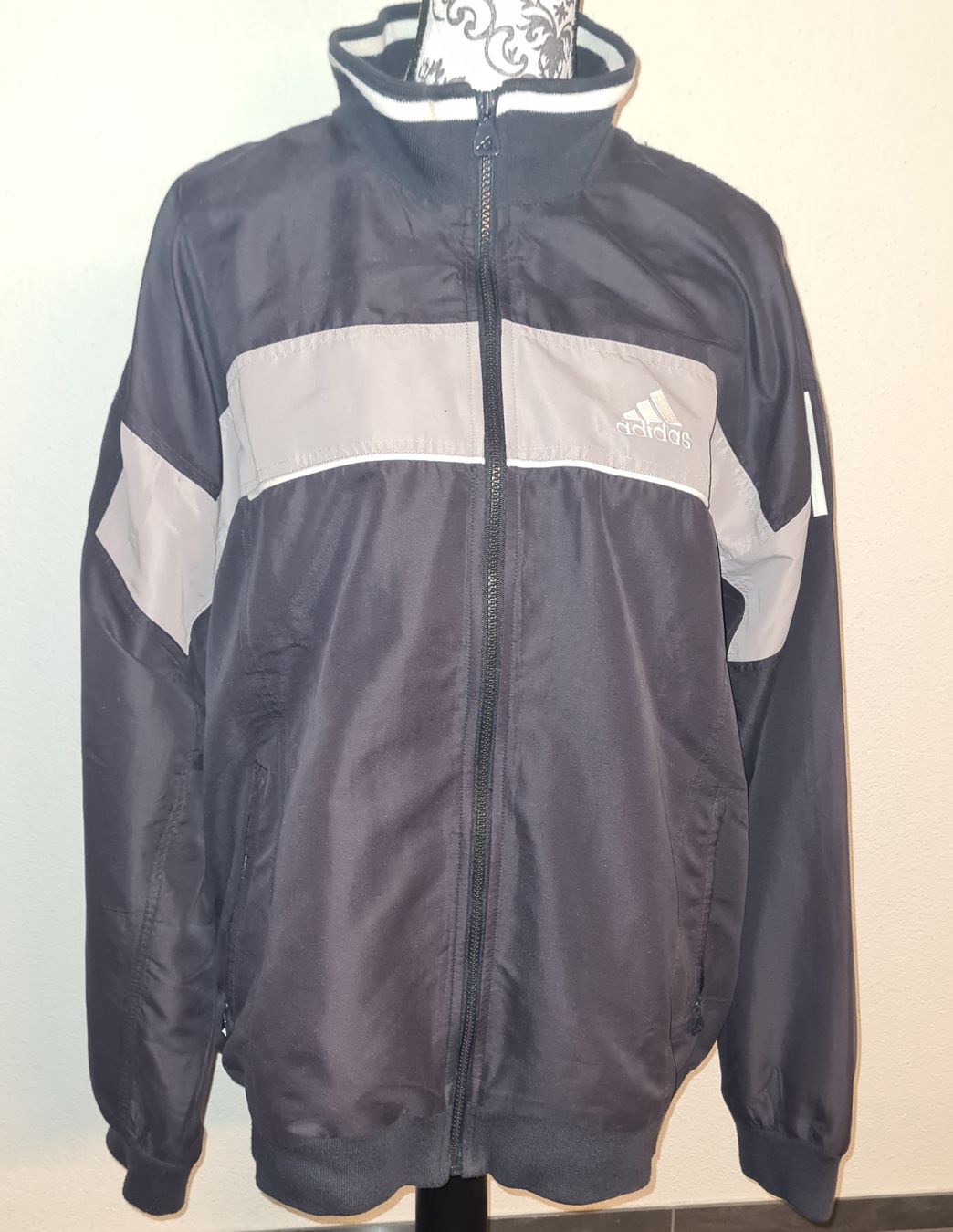 Adidas Completi: Adidas Trainer Anzug gr 42-44 – Usato da Nebikon venduto da Draga25