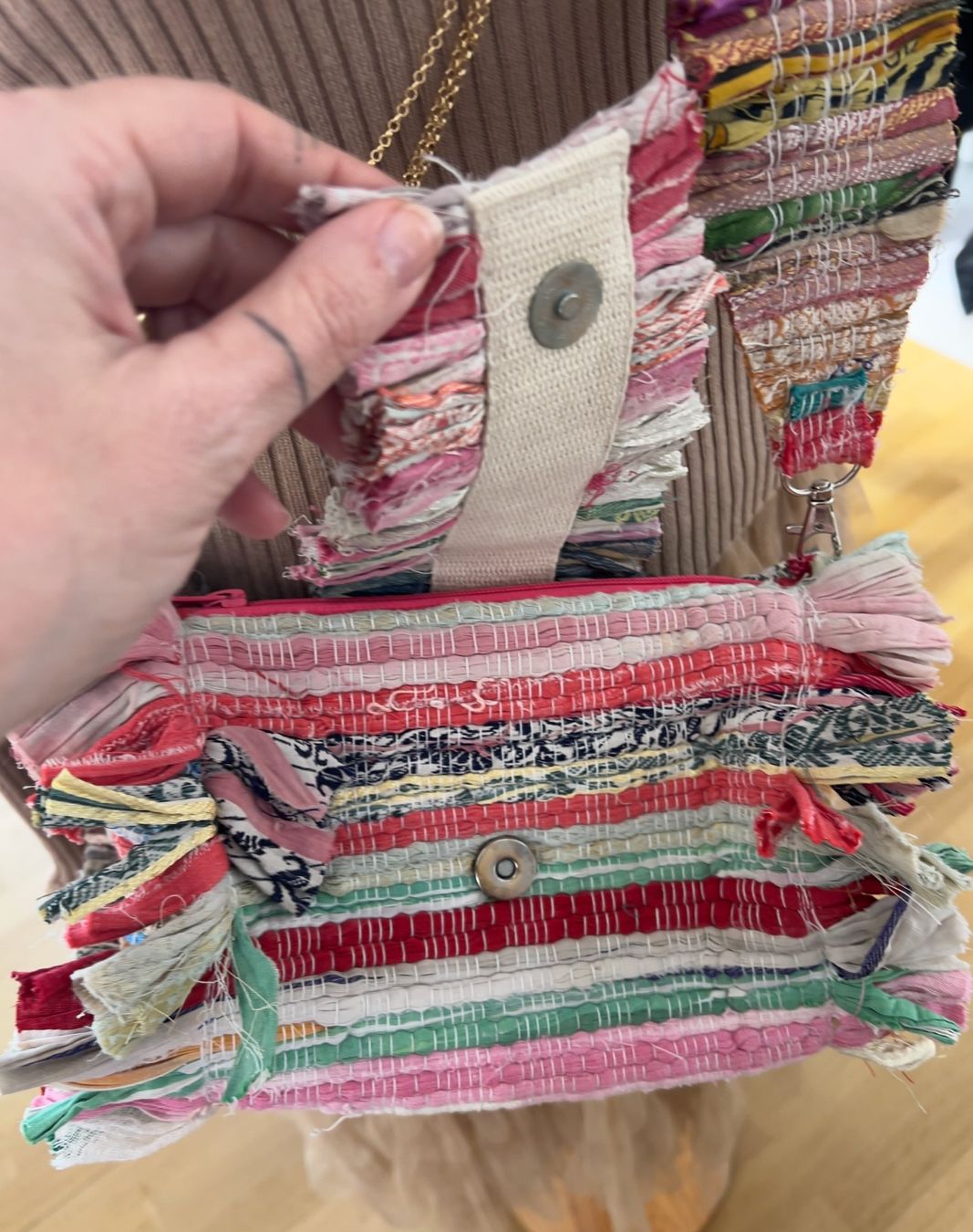 Borse da donna: Handmade Umhängetasche aus recyceltem Stoff – Nuovo e nell'imballaggio originale da Zürich venduto da Naebeli 4