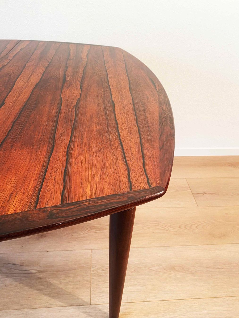 Tavoli: Teak Rosewood Diningtable – Usato da Beringen venduto da Kultgut 2