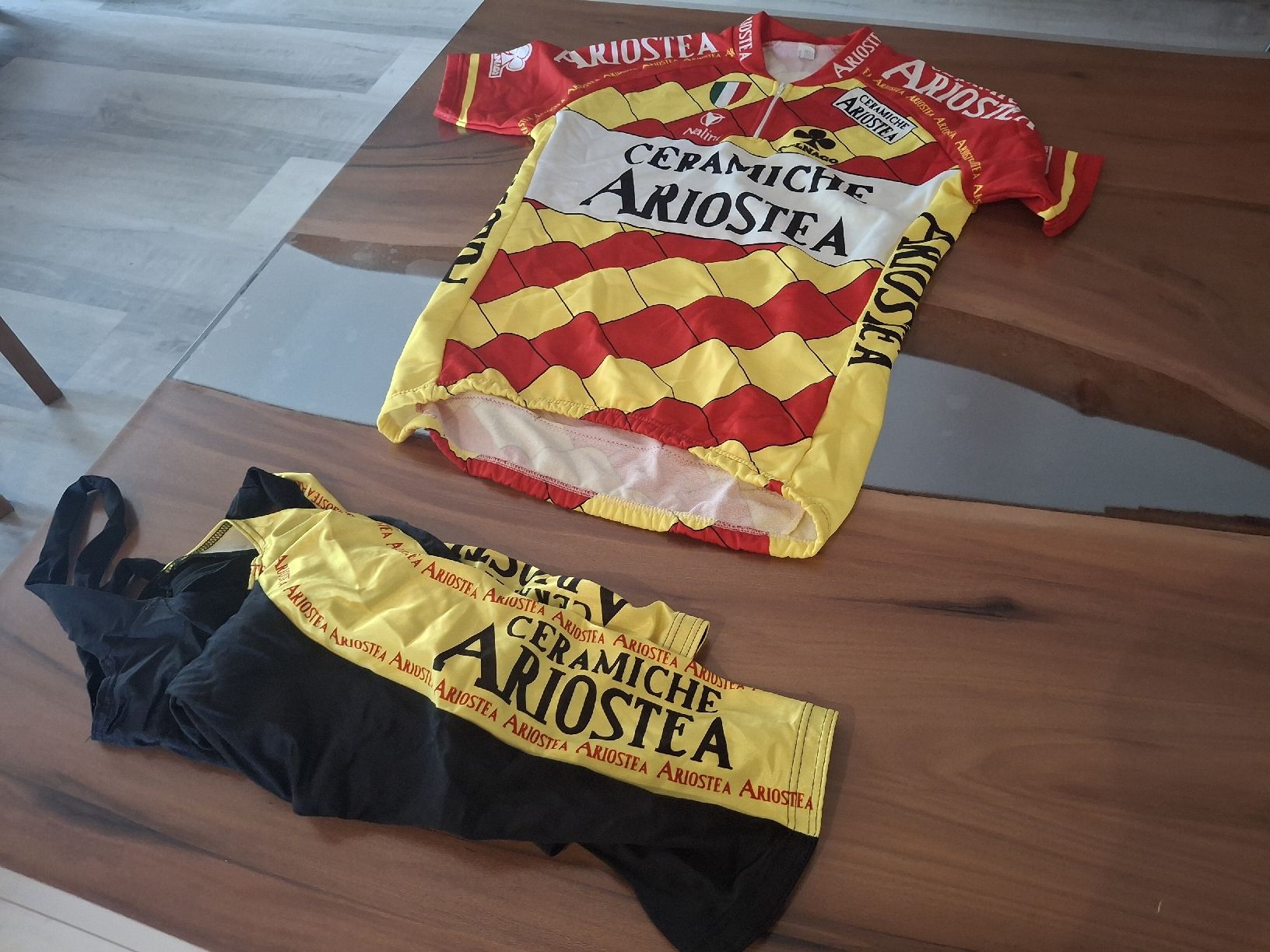 Maillots de corps & Pantalons: Velotrikot – D'occasion à Bennwil par Mdino99