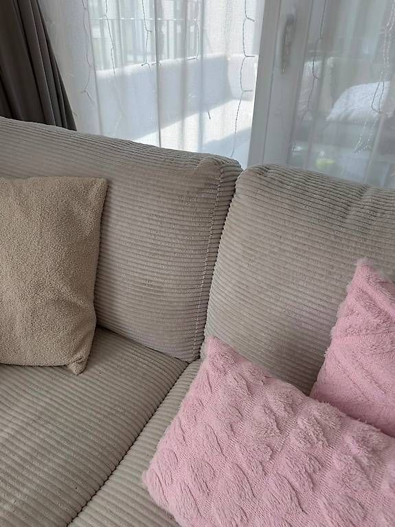 Livique Divani: gepflegtes Sofa mit Cordstoff – Usato da St. Gallen venduto da jeanninesharon 1