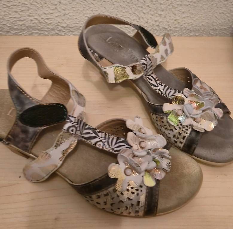 Chaussures femmes: Chaussures à talons à fleurs – D'occasion à Muraz (Collombey) par Kiriwi 1
