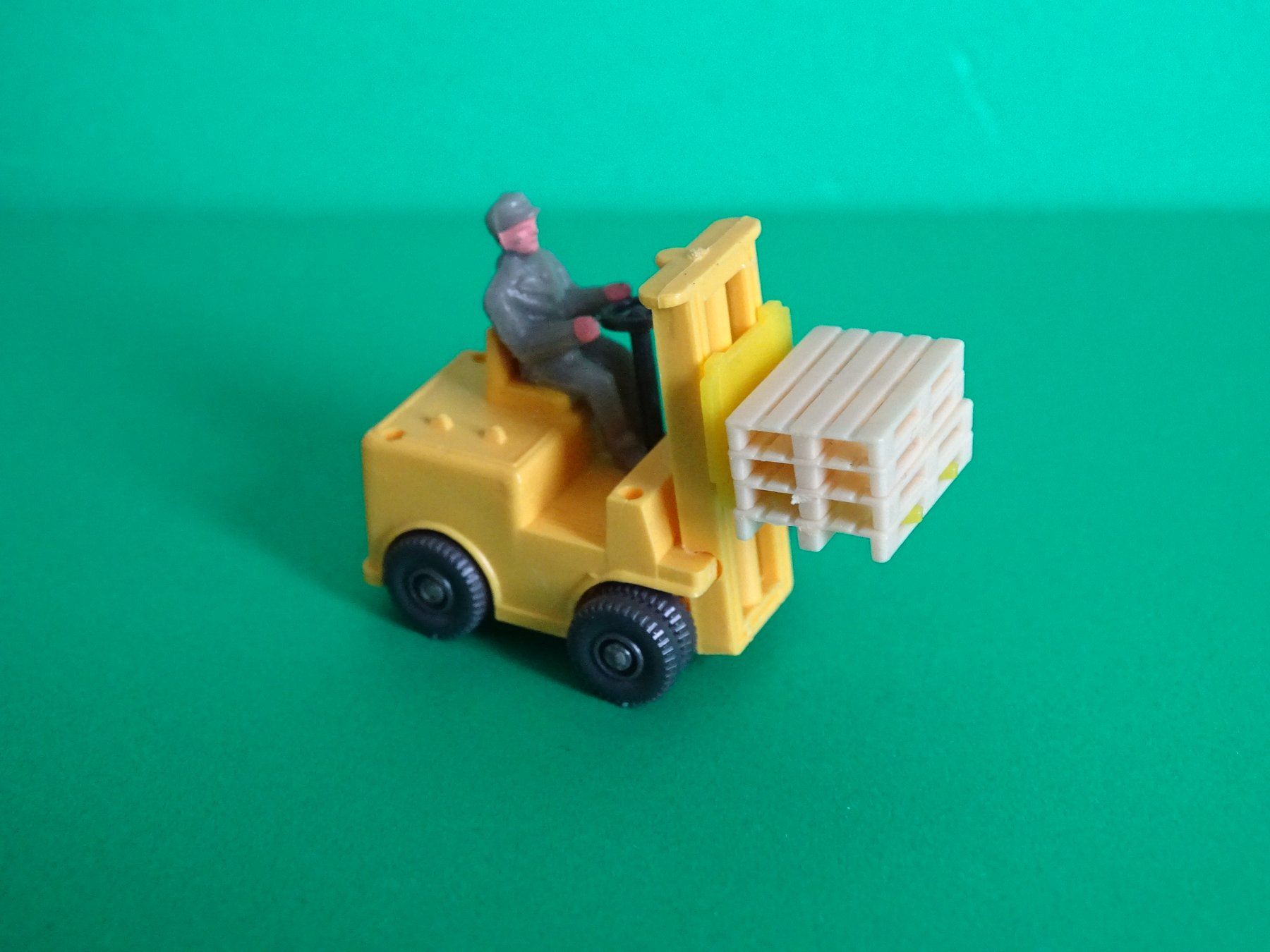 Wiking Modellautos: Stapler mit Palette von Wiking 1/87 – Gebraucht aus Bretzwil von Meex 1
