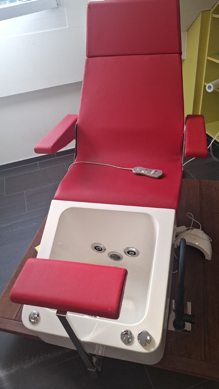 Fauteuils de soin: Pedicurestuhl mit Whirlpoolfunktion  – D'occasion à Gossau SG par zor_k6yd 1