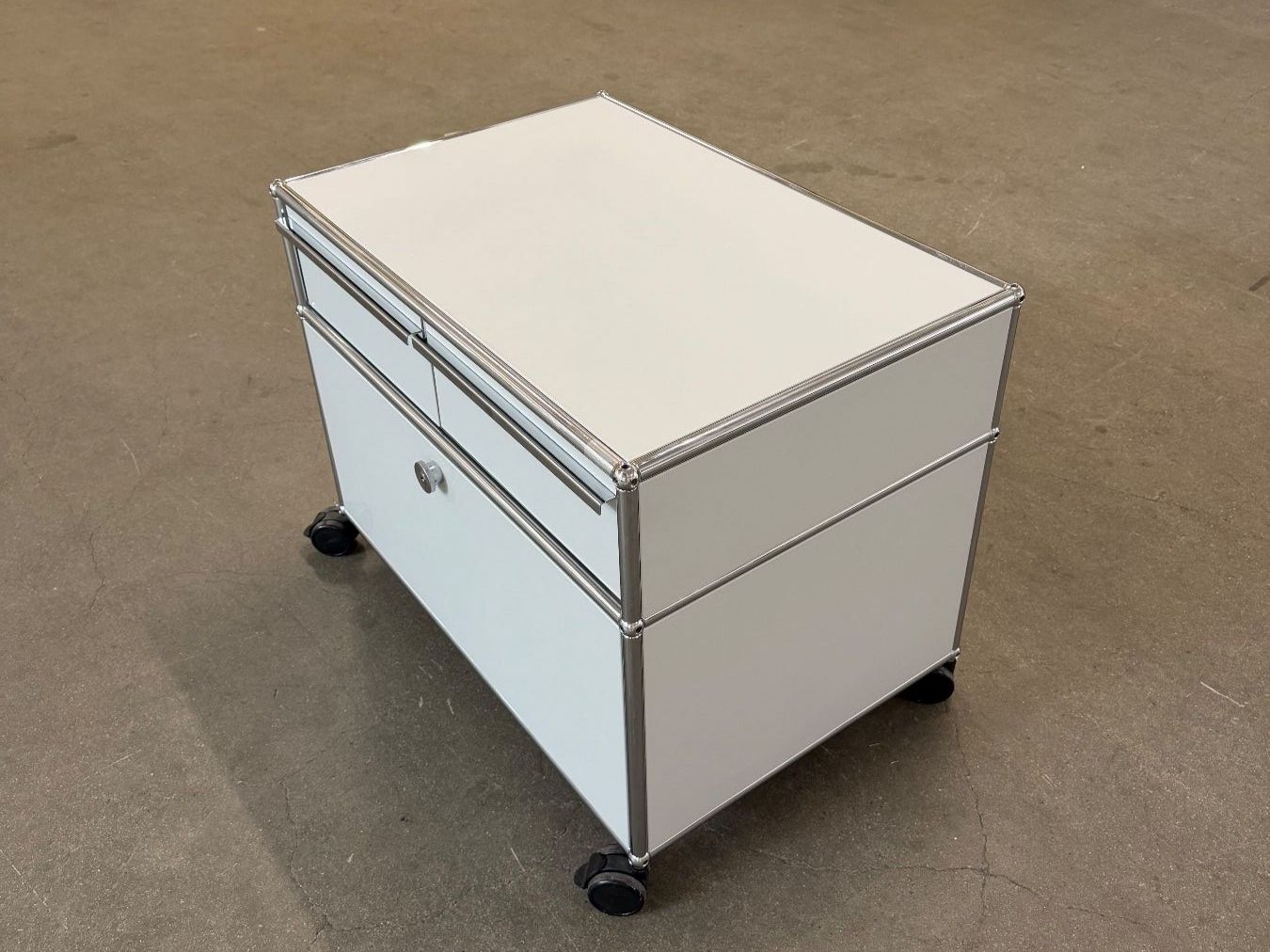 USM Banconi: USM Haller Rollcontainer mit 3 Schubladen – Usato da Dietlikon venduto da ComdatAG 1