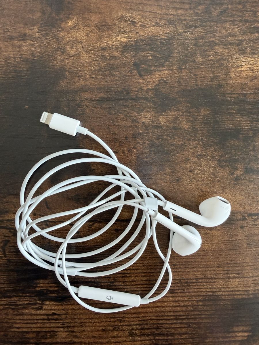 Apple Cuffie: Écouteurs Apple EarPods Lightning – Blanc – Usato da Chézard-St-Martin venduto da chr_vz22 1