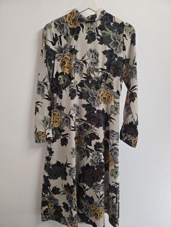 ZARA Damenkleid mit Blumenmuster – Gr. S – selten getragen