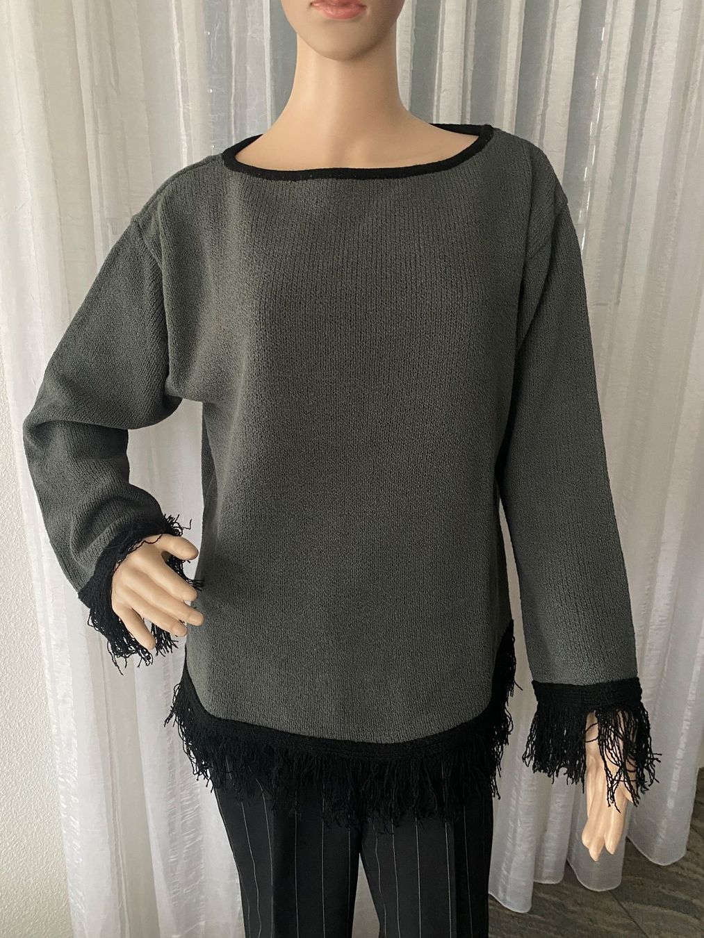 Pullover & Sweatshirts: Perfekter Auftritt - einzigartiger Pullover mit Fransen, L – Gebraucht aus Winkel von ferrari2022