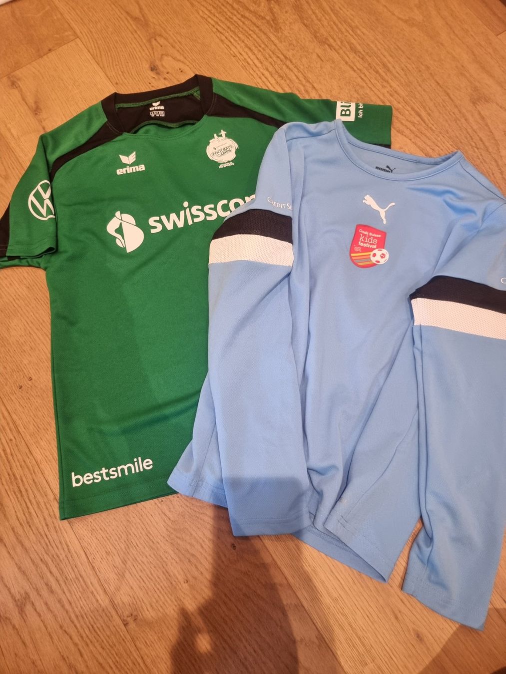 Scarpe, pantaloni & magliette da ginnastica: 2 Fussballshirts, 152 – Usato da Buttikon SZ venduto da Limo180