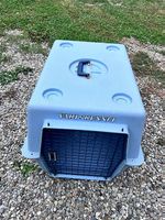 Stabile Hundeboxe mit festem Gitter