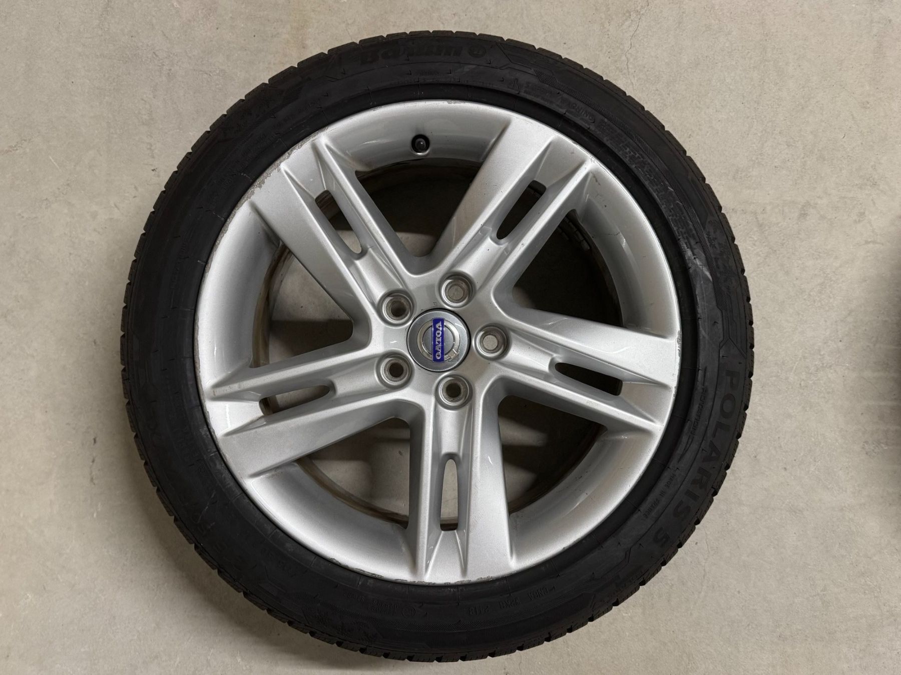 Volvo Pneus & Roues: Volvo original Winterräder 17" – D'occasion à Amsoldingen par 242GT 2