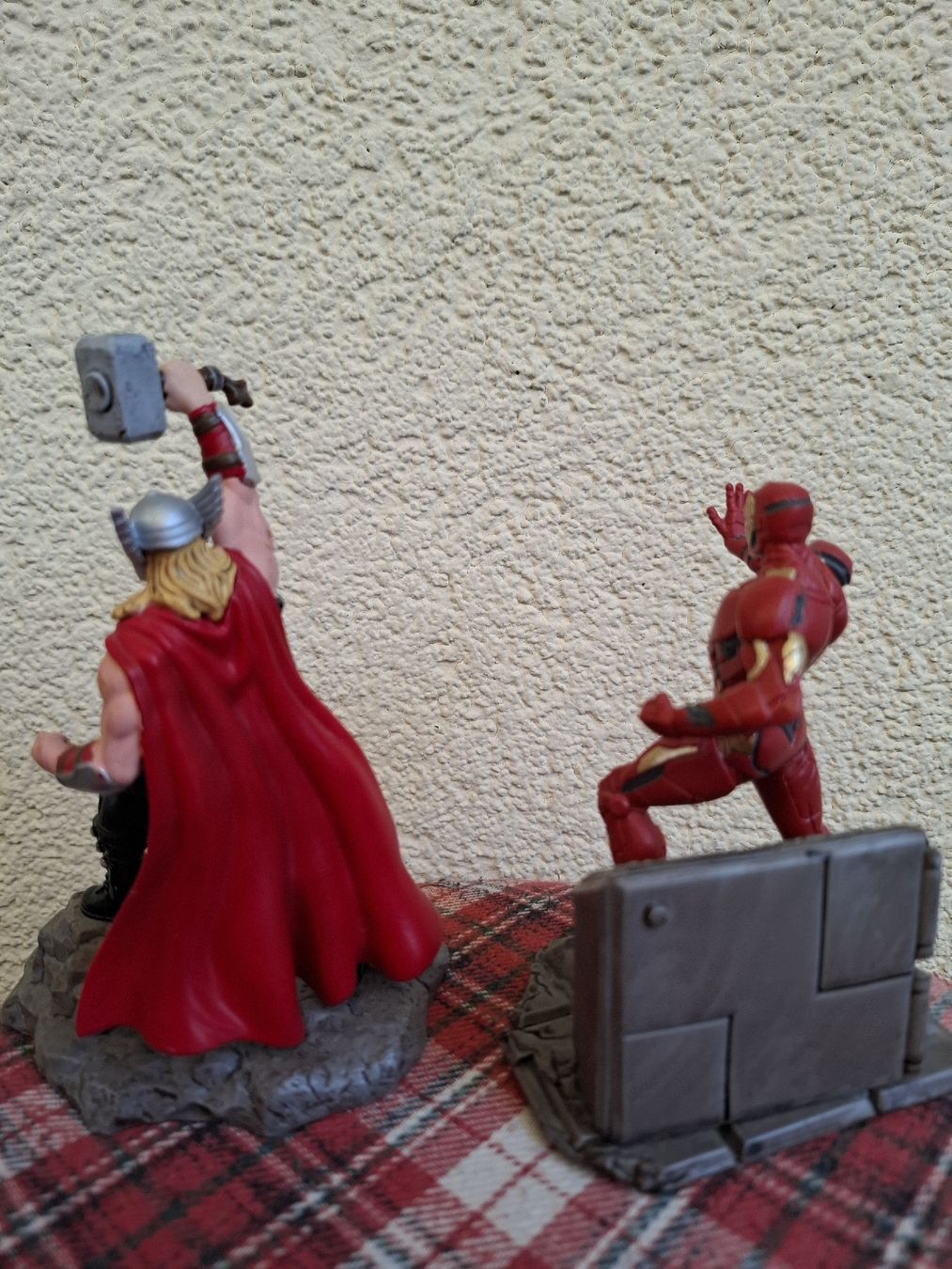 Marvel Figuren: 2 x Marvel Avengers Figuren – Gebraucht aus Dällikon von Shishio 1