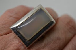 Bague argent 925 massive avec pierre de lune grise? 19.3 gr.