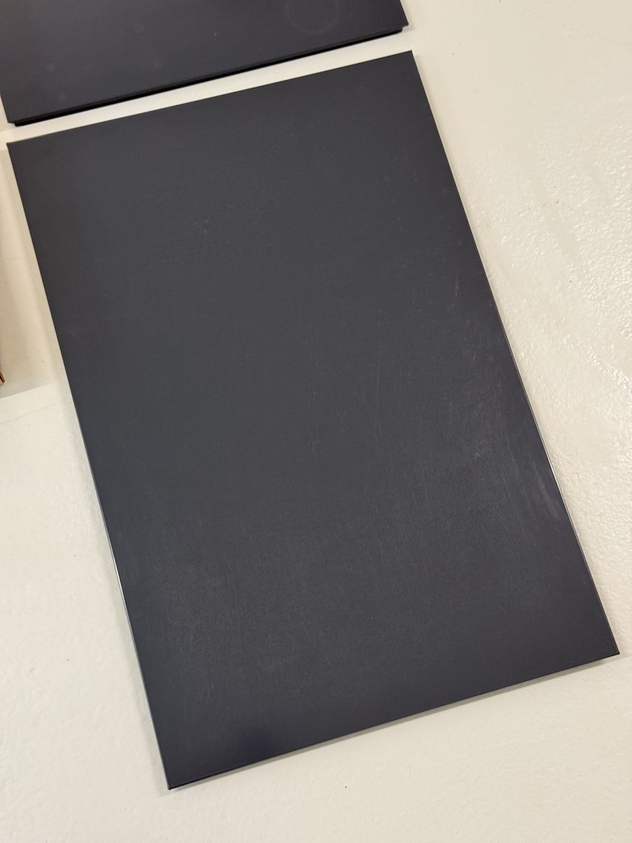 USM Scaffali: 2x originale USM Haller Bleche, 75x50 cm, anthrazitgrau – Usato da Löhningen venduto da LaMemoire