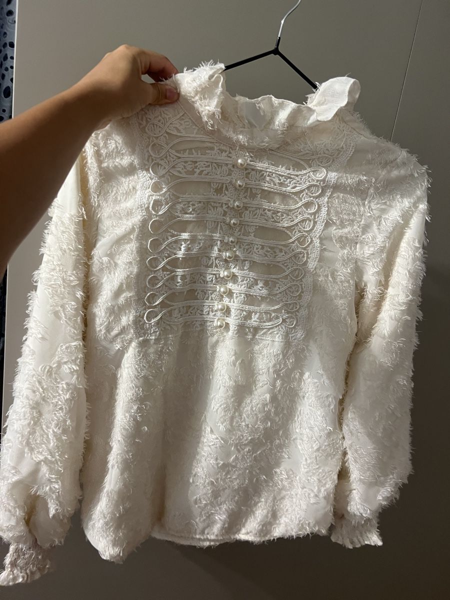 Maglioni & Felpe: Damen Bluse weiss mit Perlen und Spitze  – Usato da Zürich venduto da R1908 1