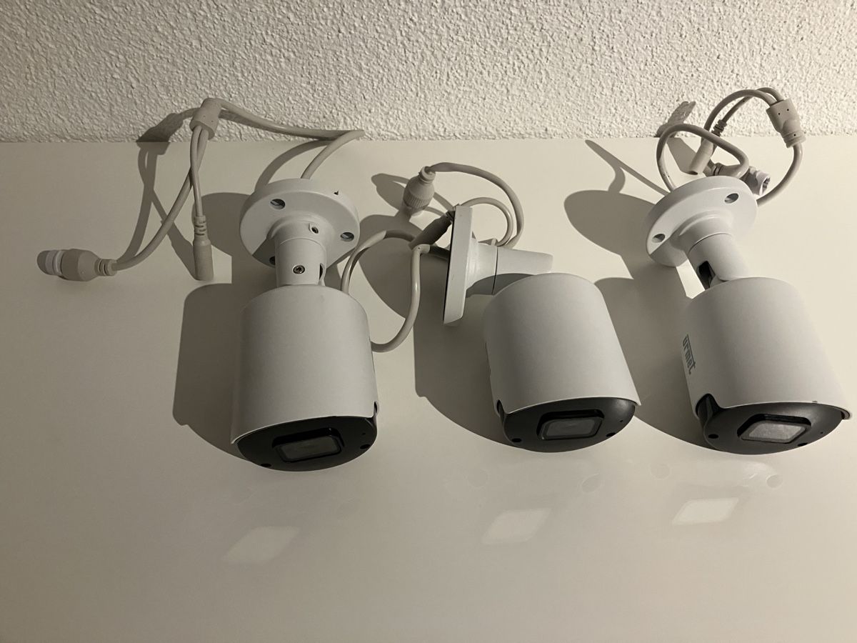 Fotocamera: Three Security Cameras - Urmet 1099/500A – Usato da Beringen venduto da pkr_z622 2