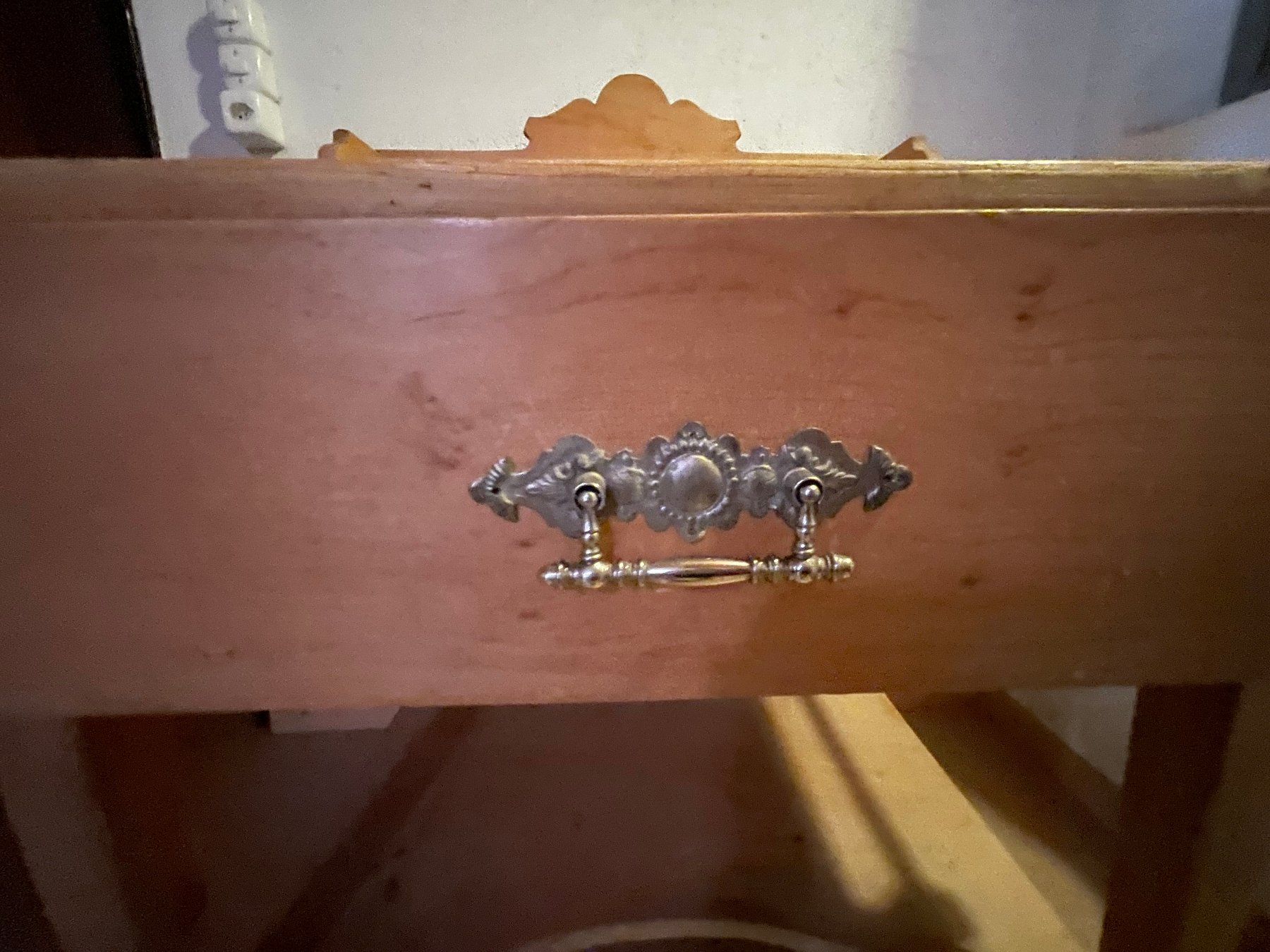Commodes: Antikes Holzmöbel mit Schublade – D'occasion à Hausen am Albis par Werk3 4