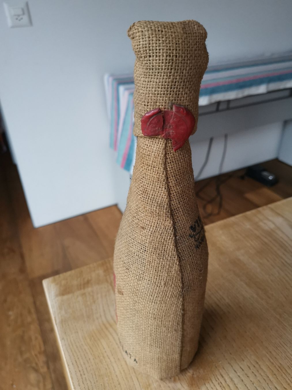 Gläser, Krüge & Flaschen: Leere Flasche Barbaresco Riserva Speciale in Jutesack – Gebraucht aus Diessbach b. Büren von eicrog 3