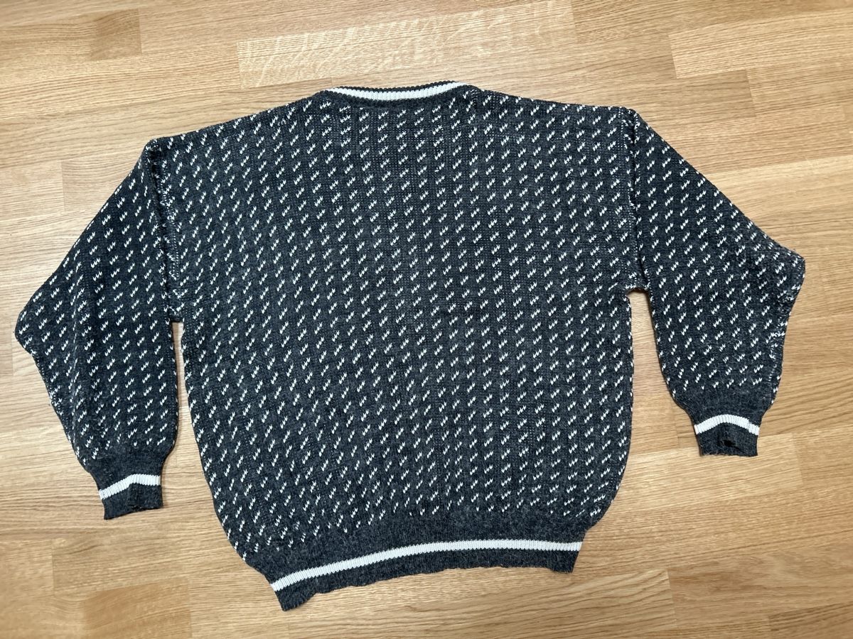 Pullover & Sweatshirts: Strick Pullover Grösse Dunkelgrau weiss Muster – Gebraucht aus Luzern von ThrowbackVintage 1