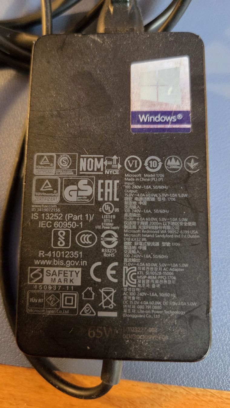 Chargeur: Microsoft Surface charger IS13252 – D'occasion à Geneve par Granduca 1