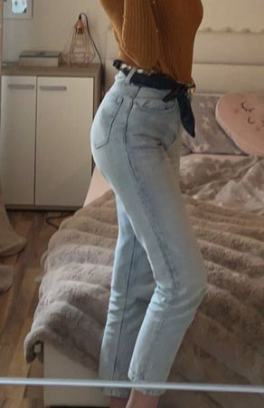 Mom Jeans hellblau Grösse S/34 von Bershka