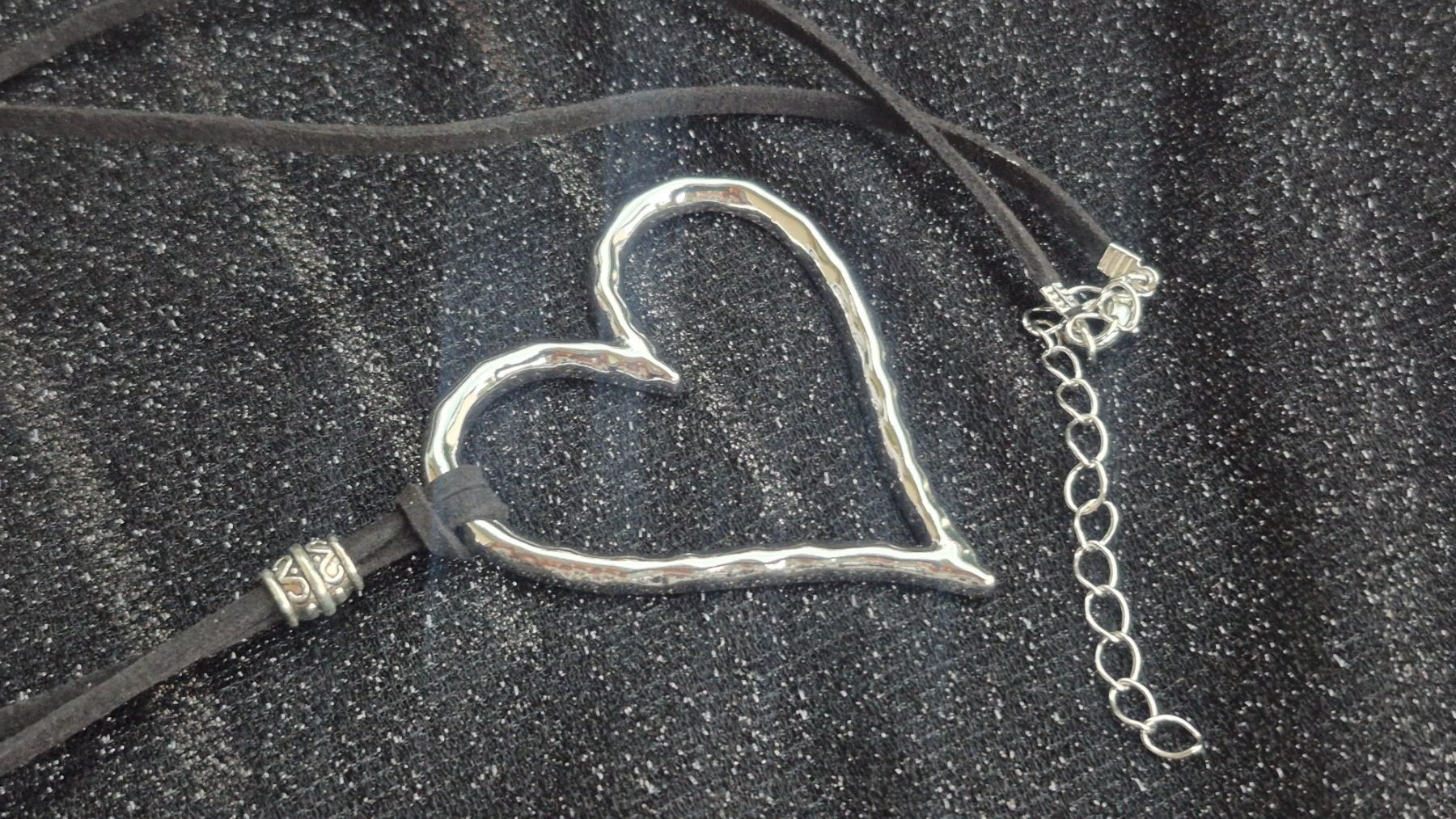 Catenine: Collana cuore, metallo argentato, – Nuovo (secondo la descrizione) da Giubiasco venduto da Stefaniav