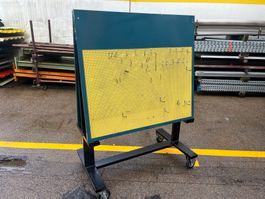 Gut erhaltene Lochwand (mobil auf Rädern) zu verkaufen