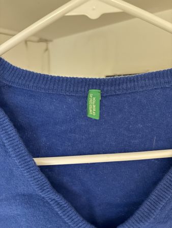 Eingeschnittener Wollenpullover