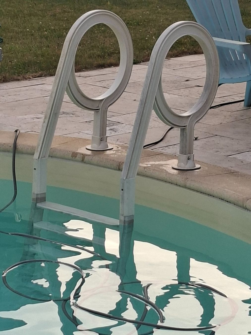 Leitern: Pool-Leiter mit 4 Stufen aus PVC – Gebraucht aus Kleinbösingen von Belli75 1