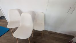 Verkaufe 5 weisse Stühle mit Holzbeinen