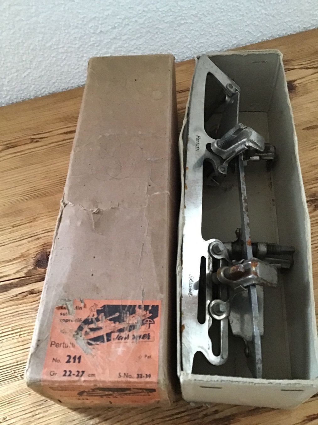 Pattini da ghiaccio: Antike Schraner Schleifschuhe – Usato da Wassen UR venduto da SABDOM