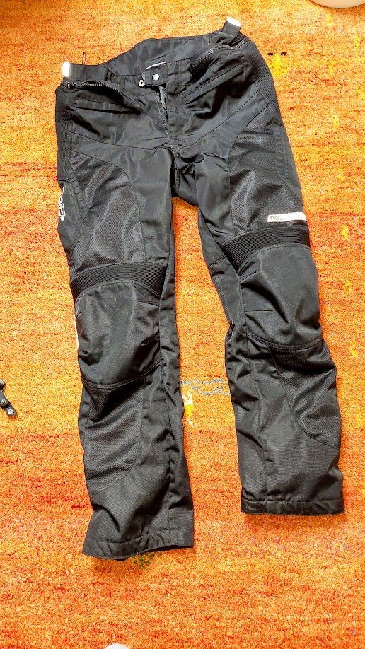 Lotti di vestiti: Motorradbekleidung – Usato da Magden venduto da Pfilou 2