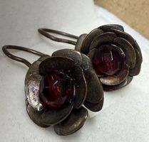 Vintage Rosen-Ohrringe Kupfer mit roten Stein