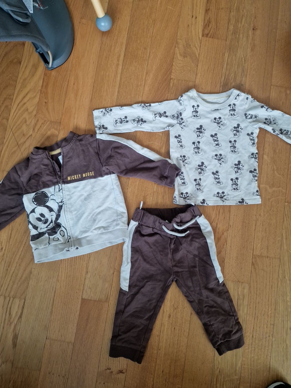 C&A Lotti & Set di vestiti: Disney Mickey Mouse 3-teiliges Set grösse 80 – Usato da Schliern b. Köniz venduto da Jemy94