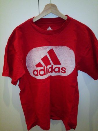 Rotes Adidas T-shirt mit Aufdruck, grosses M