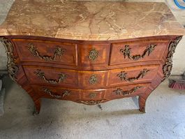Commode bombée de style Louis XV en bois marqueté