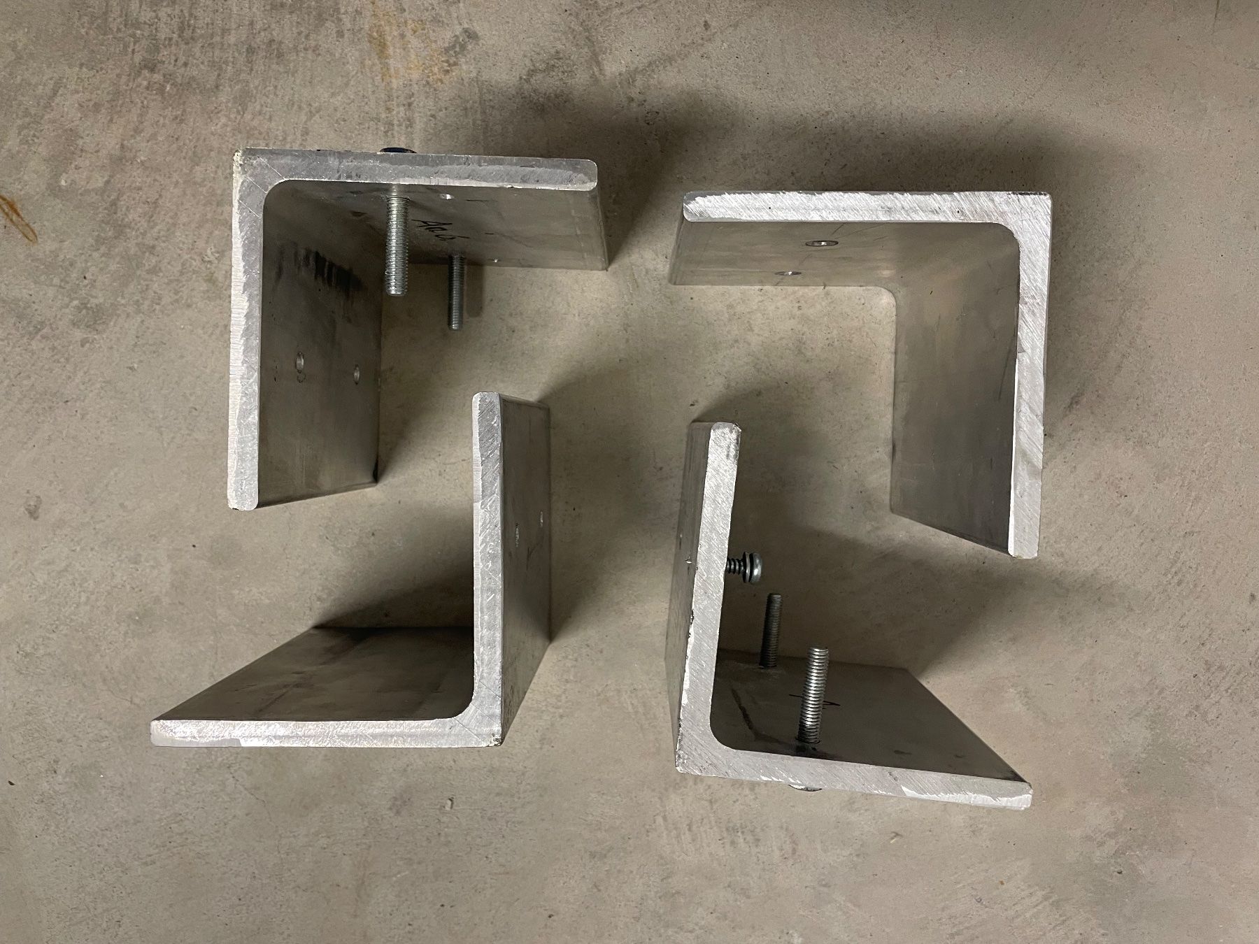 Supporti a parete: 4 massiven Aluminium-Halterungen / Winkel – Usato da Hämikon venduto da Iitomo