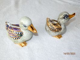2 Porzellan Enten, bunt bemalt und Gold verziert. 9cm hoch