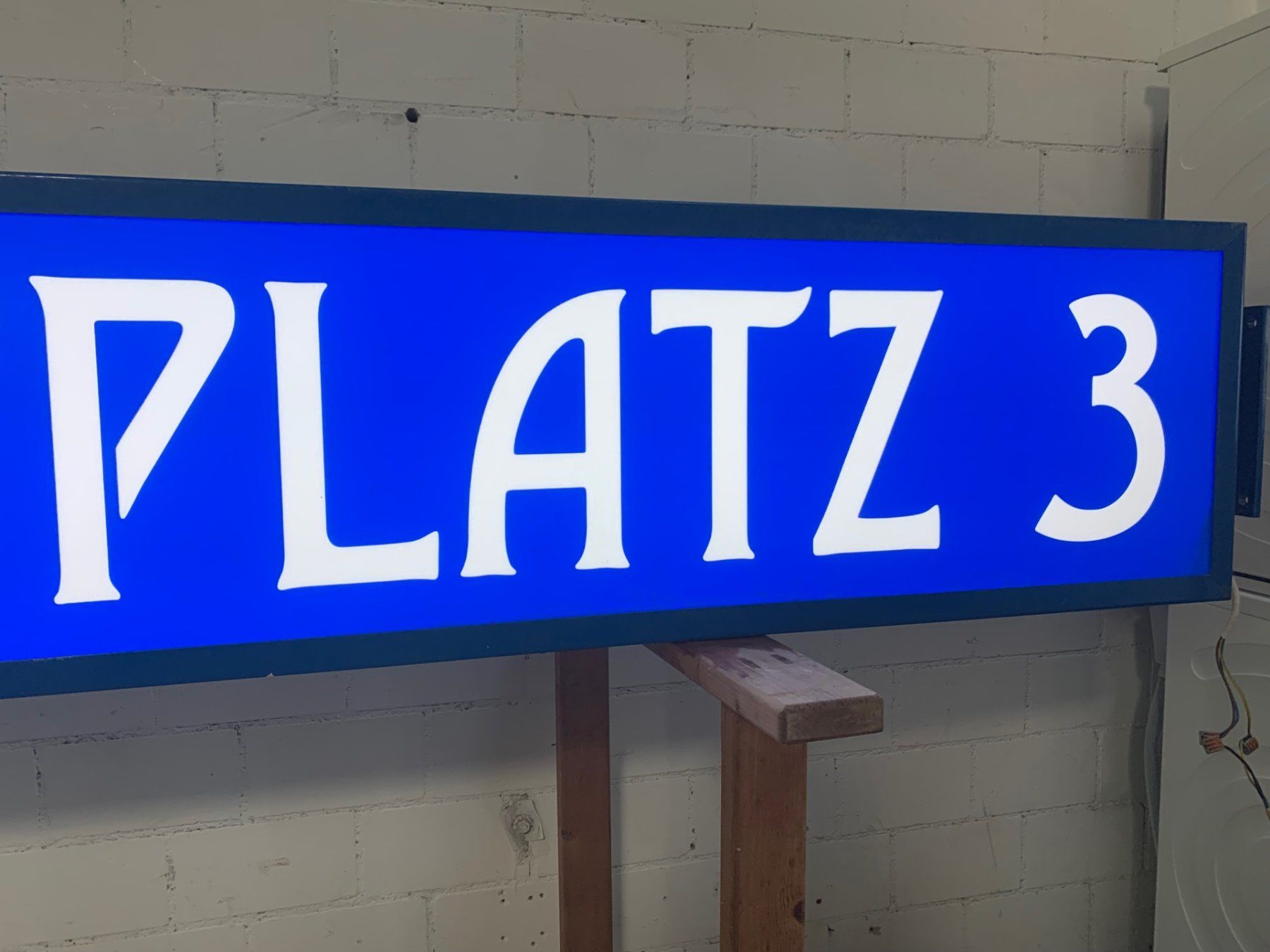 Schilder: Riesiger Leuchtkasten Leuchttafel Leuchtschrift 3 Meter – Gebraucht aus Wallisellen von zappenduster 2